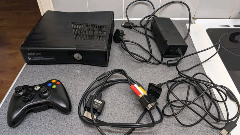 XBOX 360 S 250 GB HDD AND 27 GAMES