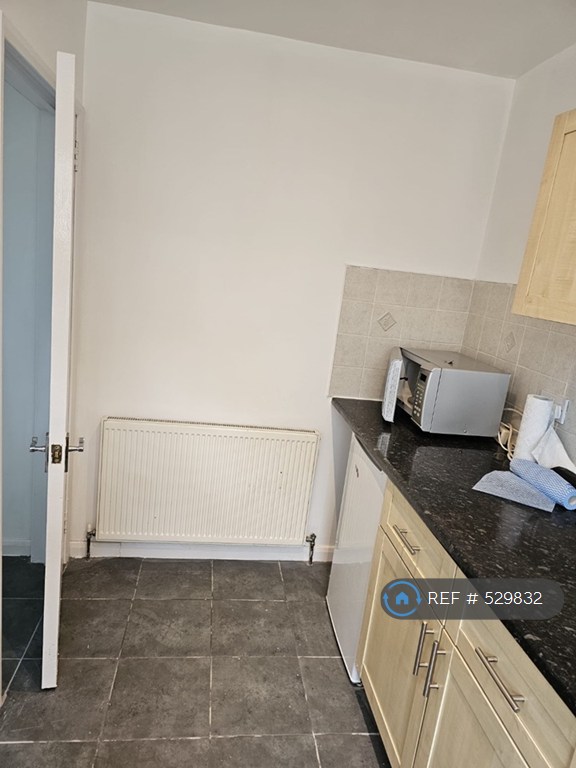 Studio flat in Lee High Road, London, SE13 (#529832)