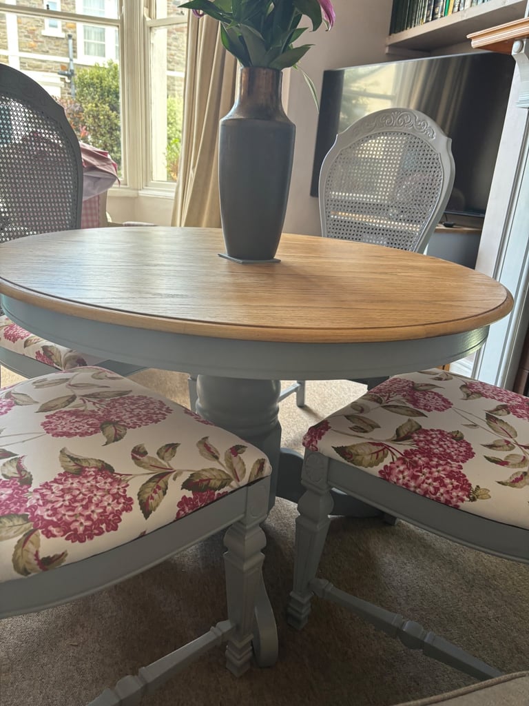Gorgeous French Style Oak Dining Table & Chairs