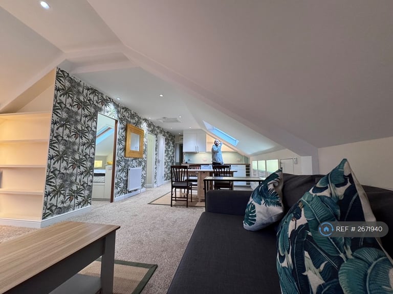 1 bedroom flat in Spencer Hill, Wimbledon, SW19 (1 bed) (#2671940)