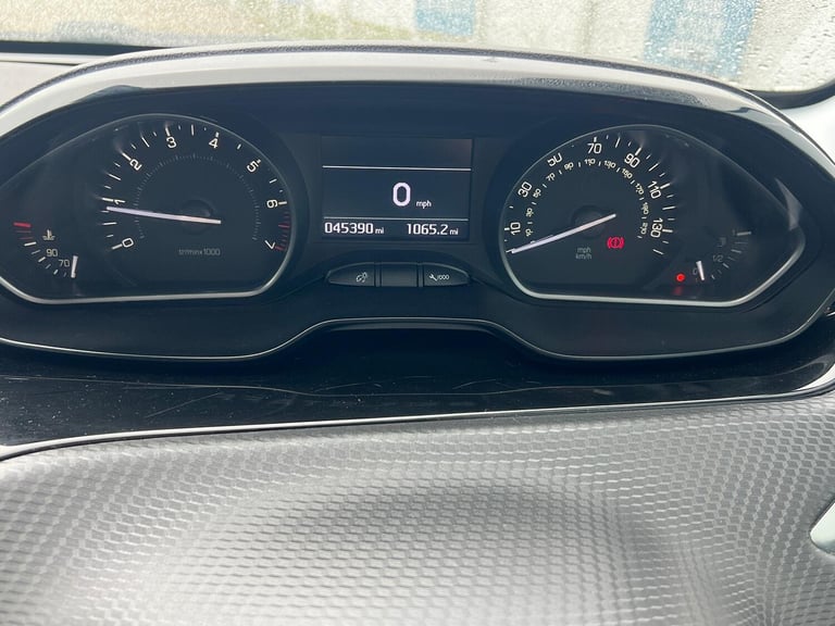 PEUGEOT 208 1.2 PureTech Tech Edition White Manual Petrol 2019