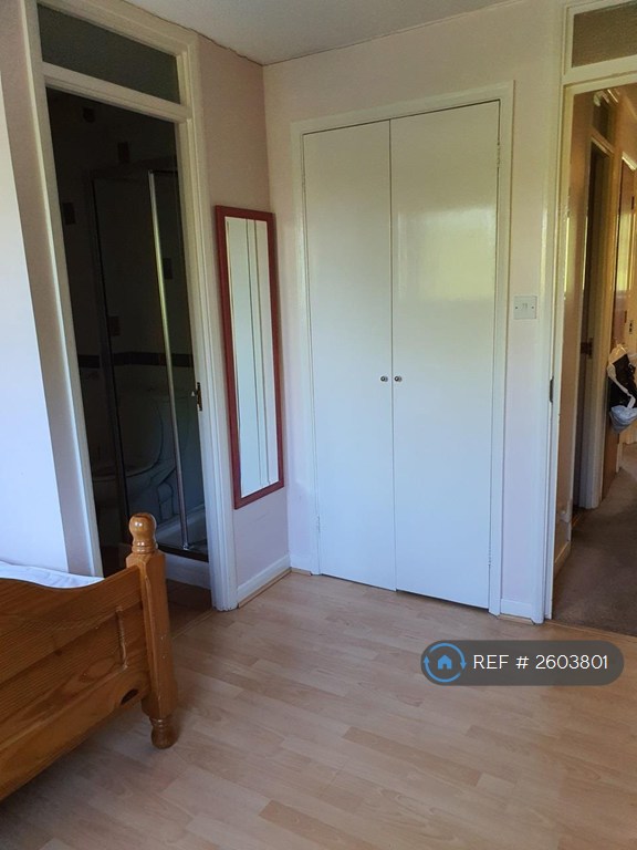 3 bedroom house in Smith Close, London, SE16 (3 bed) (#2603801)