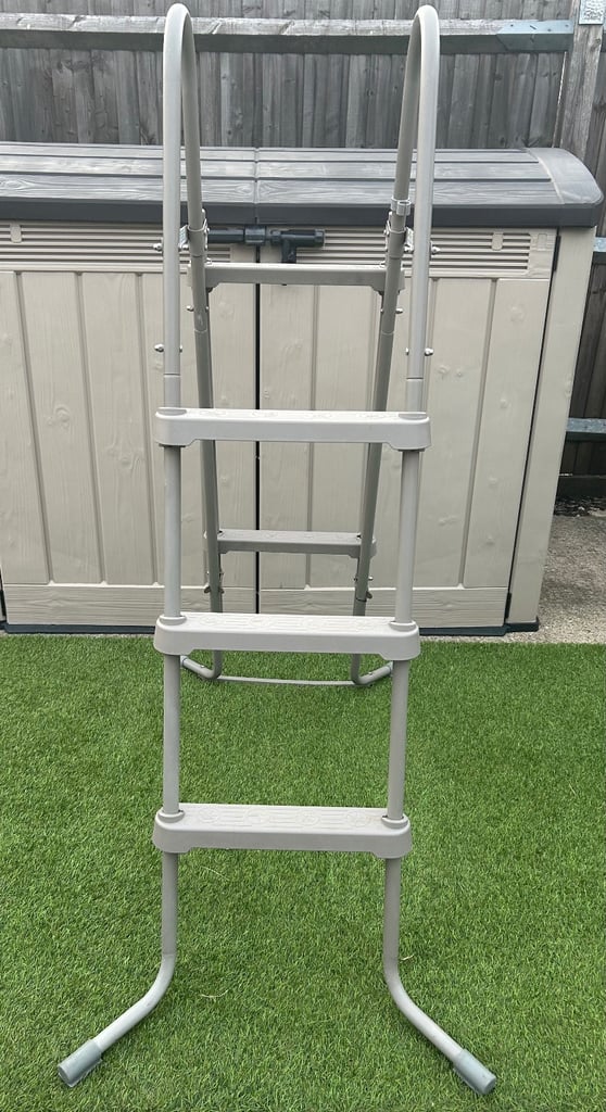 Swimming pool ladder