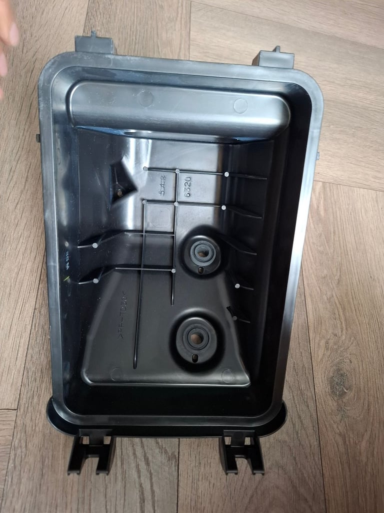 1500A284 Bottom Air Filter Box for Mitsubishi models. 