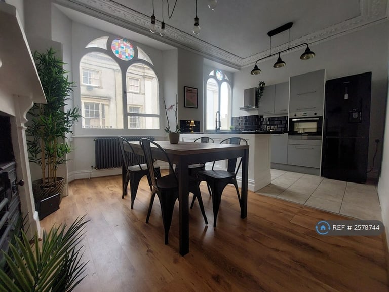 2 bedroom flat in Dover Place, Bristol, BS8 (2 bed) (#2578744)