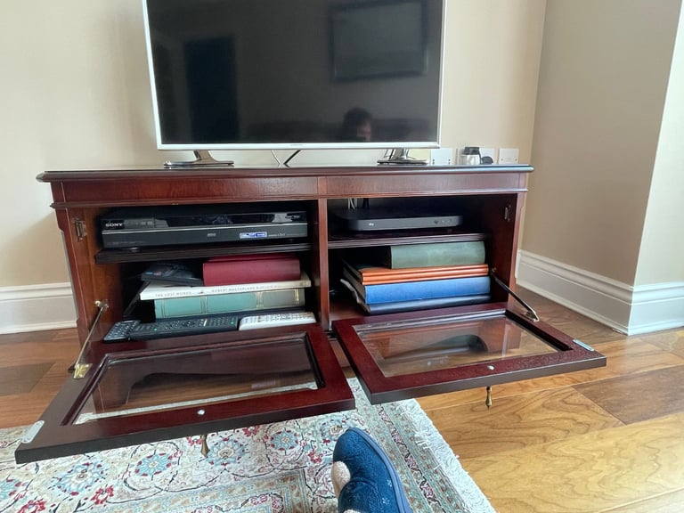 Mahongany veneer TV stand, 2 compartments with shelves