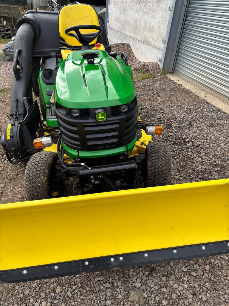 X758 John Deere ride on mower