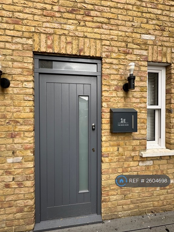 2 bedroom flat in London, London, SW18 (2 bed) (#2604698)