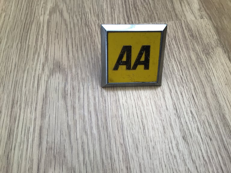 🚘 AA Car Badge 🚘 Silver and Yellow  Pre owned with New Bolts on Back  £8