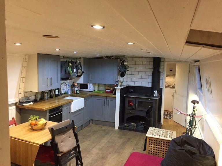 Large Cruising Widebeam boat, 2 bedrooms, 2 bathrooms, incl an ensuite, all bills included - RM1 3DR