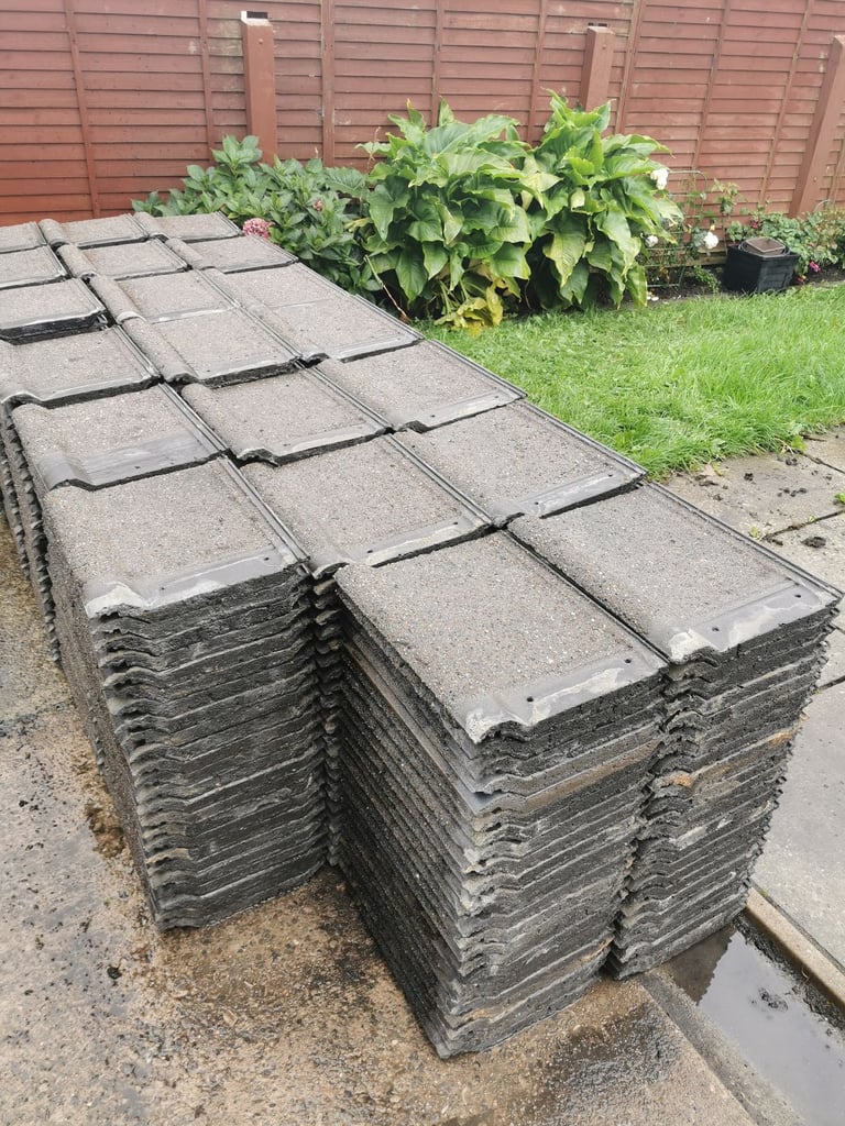 Roof tiles (280) in very good condition! 