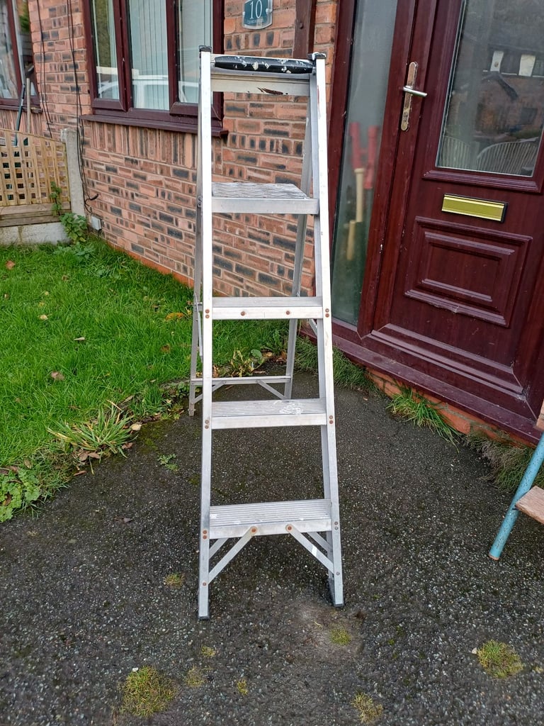 HEAVY DUTY ALUMINIUM STEP LADDER VGC £25 NO OFFERS DARWEN BB3 0DU 