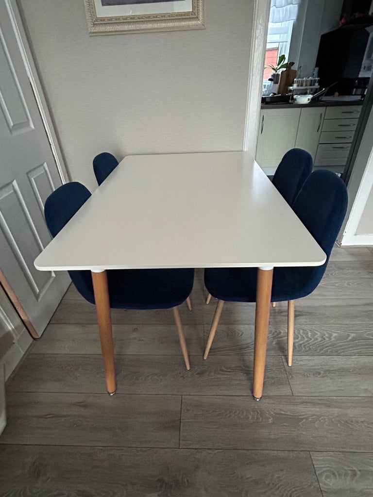 Dining table and 4 velvet chairs