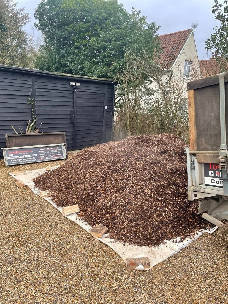 WOODCHIP, GARDEN MULCH, WOOD CHIPPINGS, NORWICH NORFOLK SUFFOLK BULK