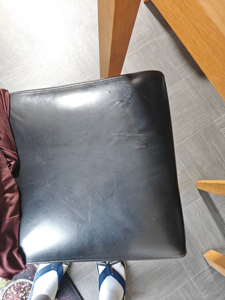 Dinning table with 6 chairs 