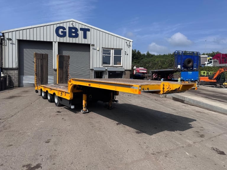 Tri axle Urban Mac Low loader trailer 