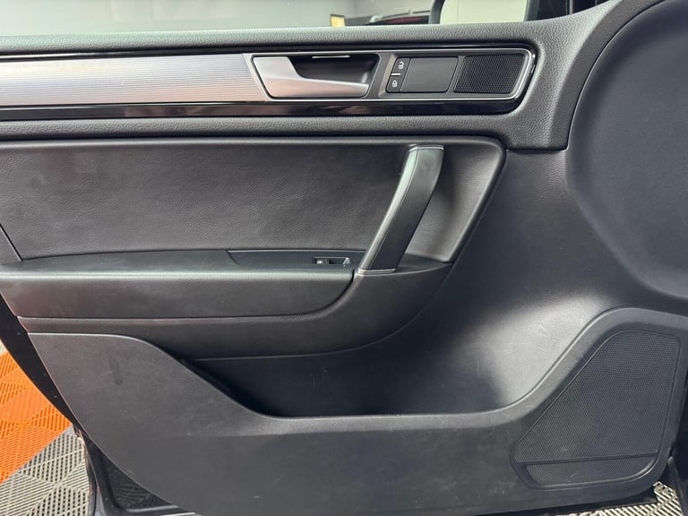 2015 Volkswagen Touareg 3.0 TDI V6 BlueMotion Tech R-Line Tiptronic 4WD Euro 6 (s/s) 5dr ESTATE D...