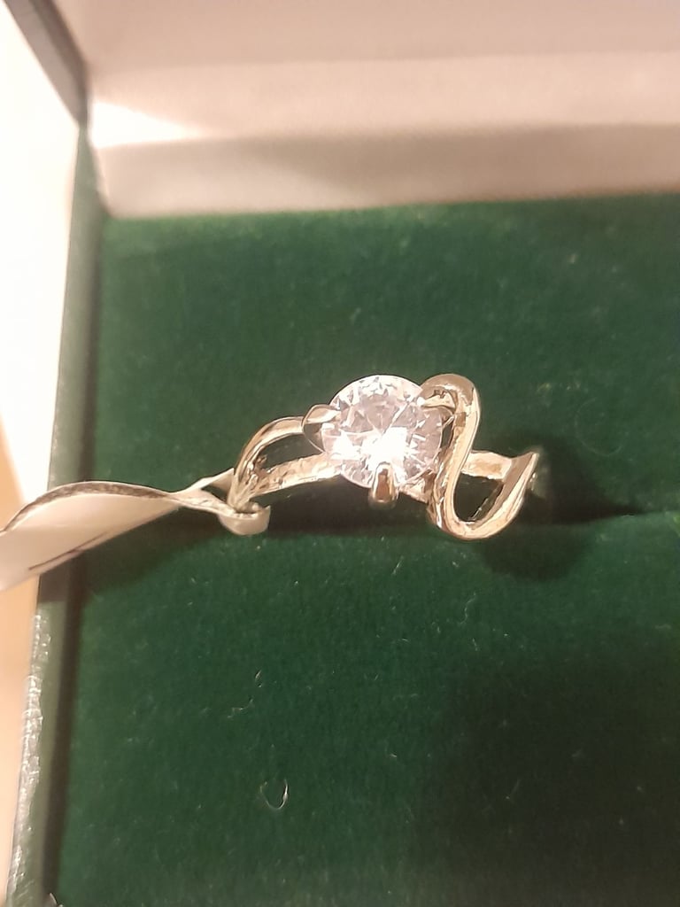 Silver solitare cluster ring 