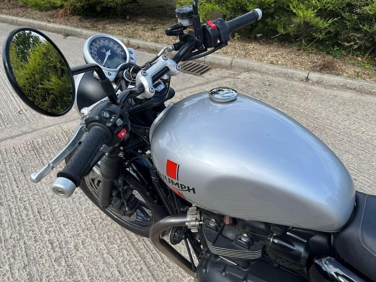 2017 17 TRIUMPH BONNEVILLE STREET TWIN 900 SILVER RETRO NAKED HPI CLEAR