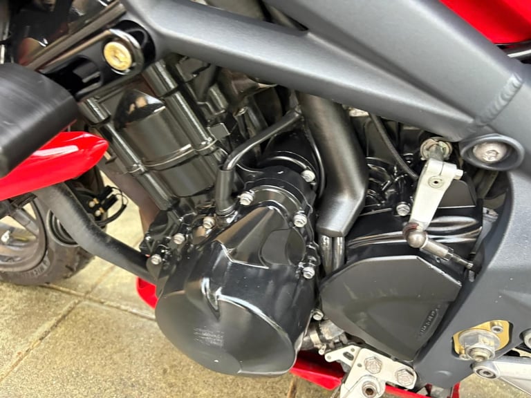 2011 // 11 Triumph Street Triple 675 £2800 Red 21813 miles.
