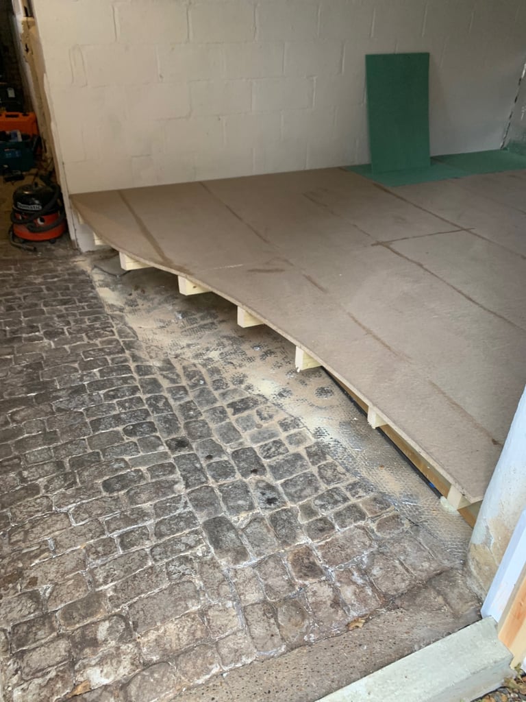 Professional Carpenter: kitchens, doors, floors, full refurbs.