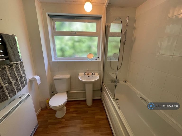 1 bedroom flat in Bradford Court, Leamington Spa, CV31 (1 bed) (#2650268)