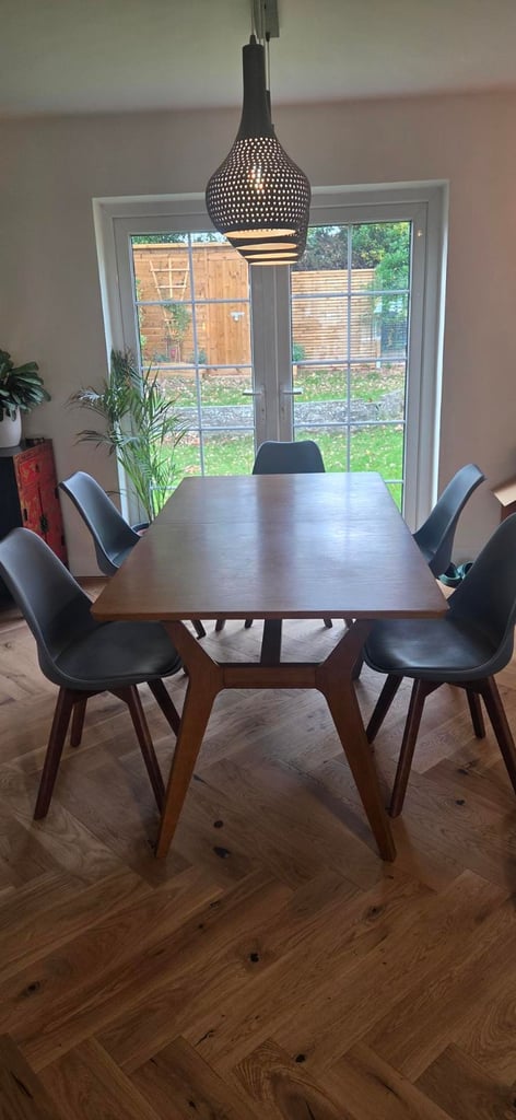 Nearly New Dark Stained Oak Extendable 6-8 Seater Dining Table + 6 Grey Chairs