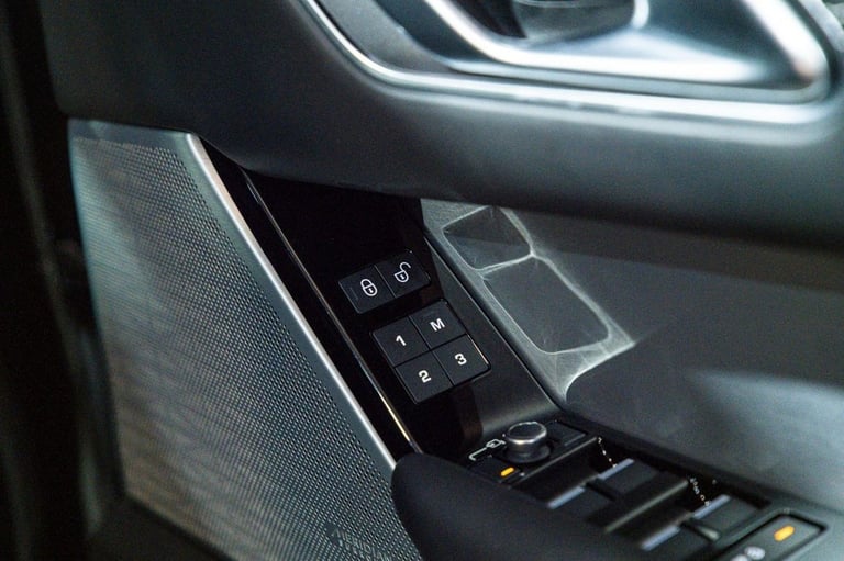 2019 Land Rover Range Rover Velar 3.0 D300 R-Dynamic HSE SUV 5dr Diesel Auto 4WD Euro 6 (s/s) (30...