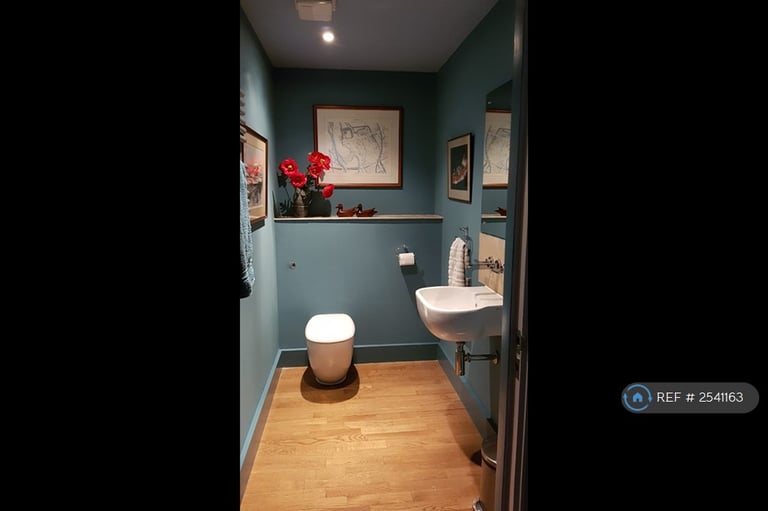 2 bedroom flat in Falcon Drive, Cardiff, CF10 (2 bed) (#2541163)