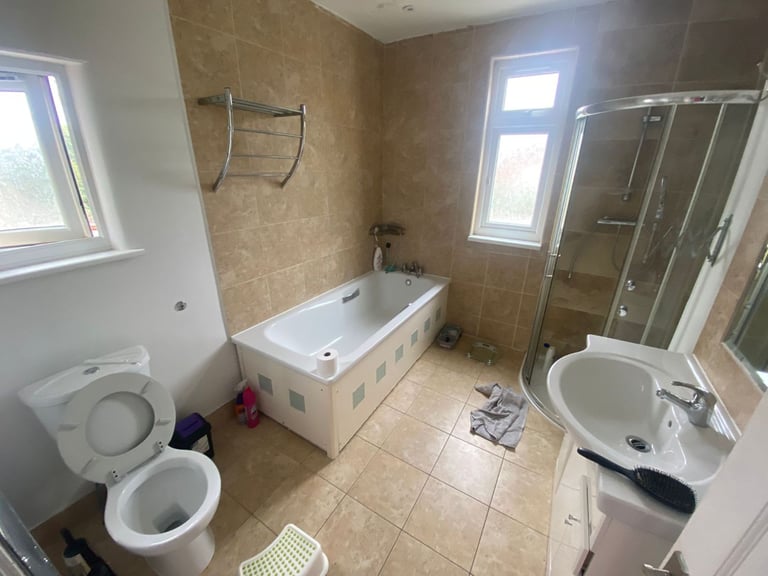 4Bed 2Bath Semi-Detached house to rent in Wembley - The Dene
