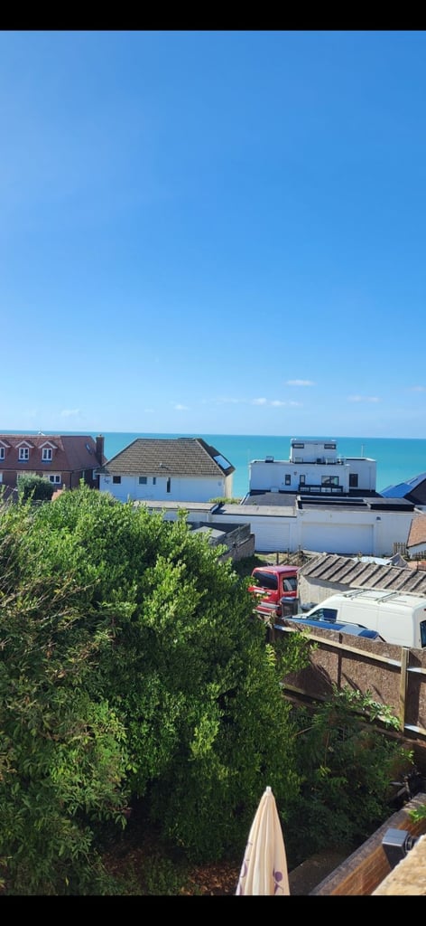 Unfurnished Studio flat with seaviews&big separate kitchen
