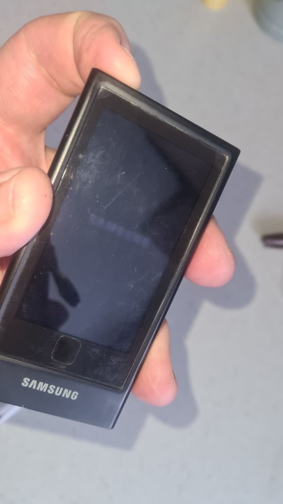 Samsung yp-p3 16gb Bluetooth mp3 player with proprietary wall/ usb charger/ data transfer cable 