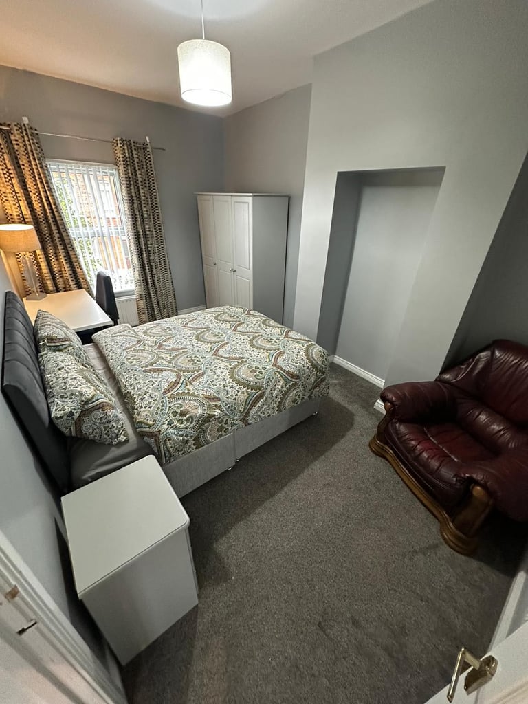 AVAILABLE IMMEDIATELY FURNISHED ROOMS DONEGAL ROAD