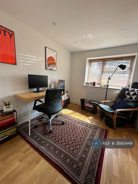 2 bedroom flat in Friern Park, London, N12 (2 bed) (#2685449)