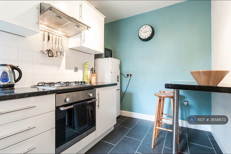 2 bedroom flat in Gilbey Road, London, SW17 (2 bed) (#2658673)