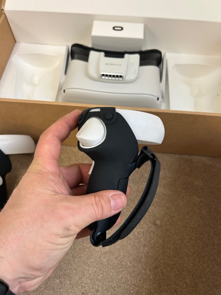 Quest 2 Oculus OG VR HMD Meta with Extras