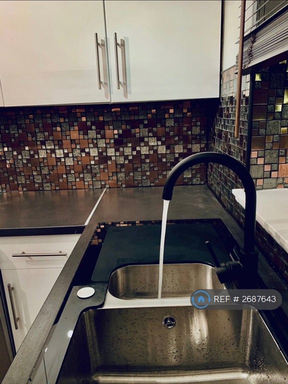 4 bedroom flat in Glasgow, Glasgow, G5 (4 bed) (#2687643)