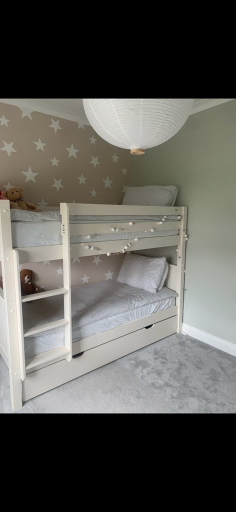 Bunk beds / 2 single beds