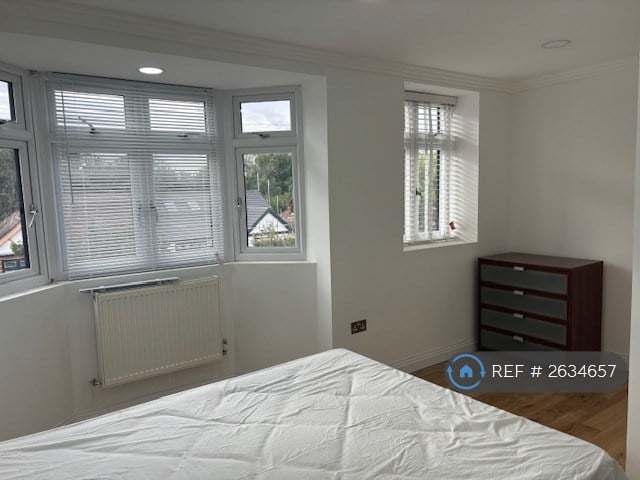 3 bedroom flat in Ilford, Ilford, IG1 (3 bed) (#2634657)