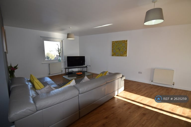 3 bedroom flat in Woolmonger Street, Northampton, NN1 (3 bed) (#2635259)