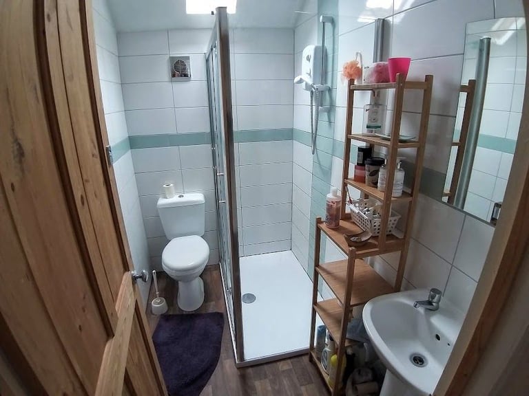 Double room in all female house in Roath. All bills included