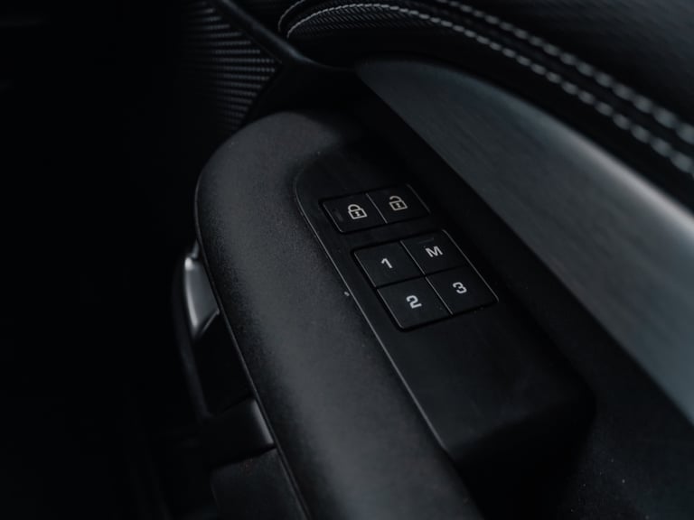 2021 Land Rover Discovery 3.0 D300 R-Dynamic HSE 5dr Auto Station Wagon Diesel Automatic