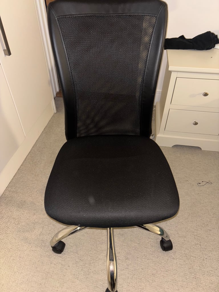 Desk chair with wheels 