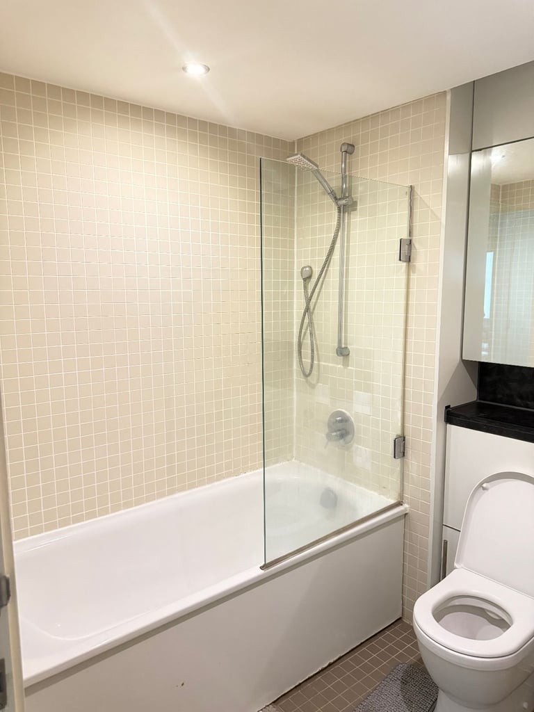 Modern Double Room in the Heart of Birmingham City Centre – All Bills Included!