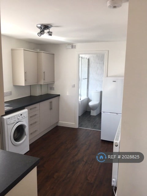 2 bedroom flat in Highfield Road, Widnes, WA8 (2 bed) (#2028825)