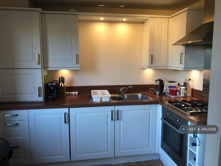 2 bedroom flat in New Mart Place, Edinburgh, EH14 (2 bed) (#2663568)