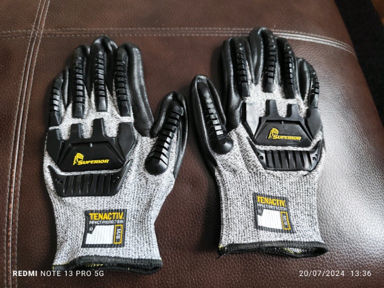 Pair of impact safety gloves size 8 M 