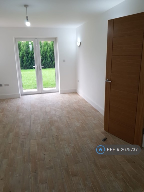 2 bedroom flat in Kitchener House, High Wycombe, HP11 (2 bed) (#2675737)