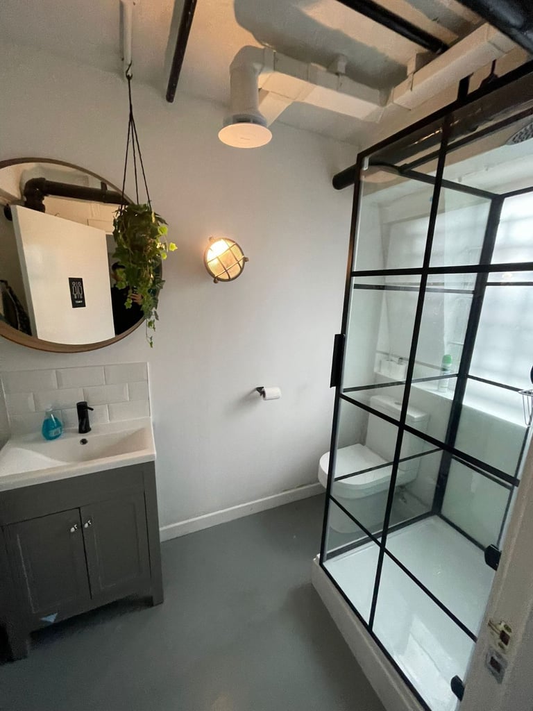 Desirable Top Floor Office Studio Premises available near Tower Bridge SE1