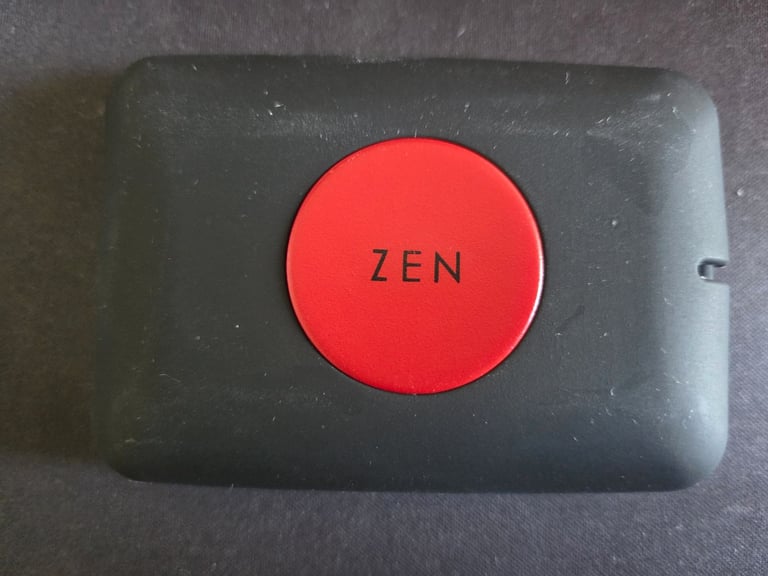 Creative Zen 8GB Black MP3 FM Radio Audio Video Player + Accessories Bundle